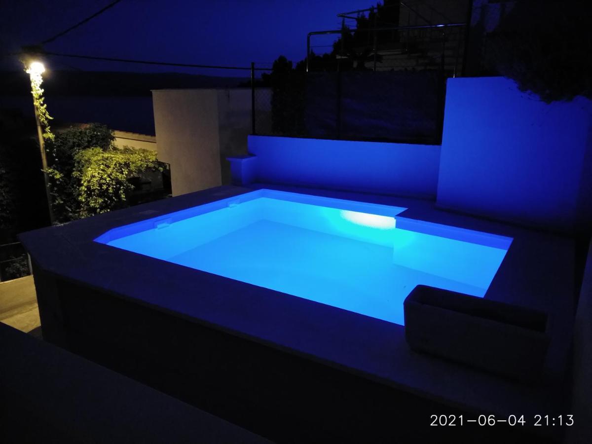 Private Pool And Sea View Apartment Omis Bagian luar foto